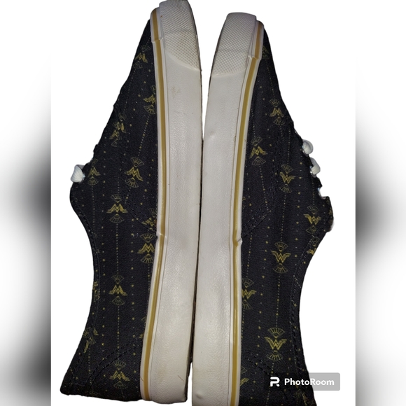 Bioworld Wonder Woman Black Canvas Sneakers Women's Size  10 1/2 - Picture 7 of 11